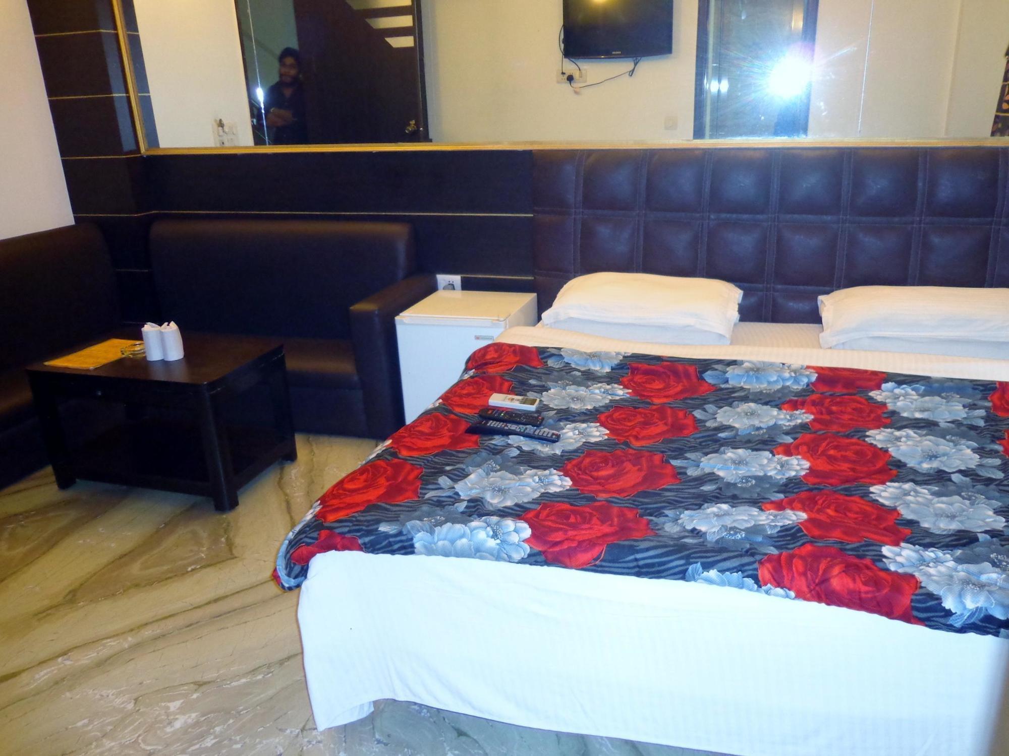 Hotel Amrit Villa เดลี ภายนอก รูปภาพ